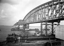 803110 Afbeelding van het uitvaren van een brugdeel van de spoorbrug over het Hollands Diep (Moerdijkbrug) bij Moerdijk.